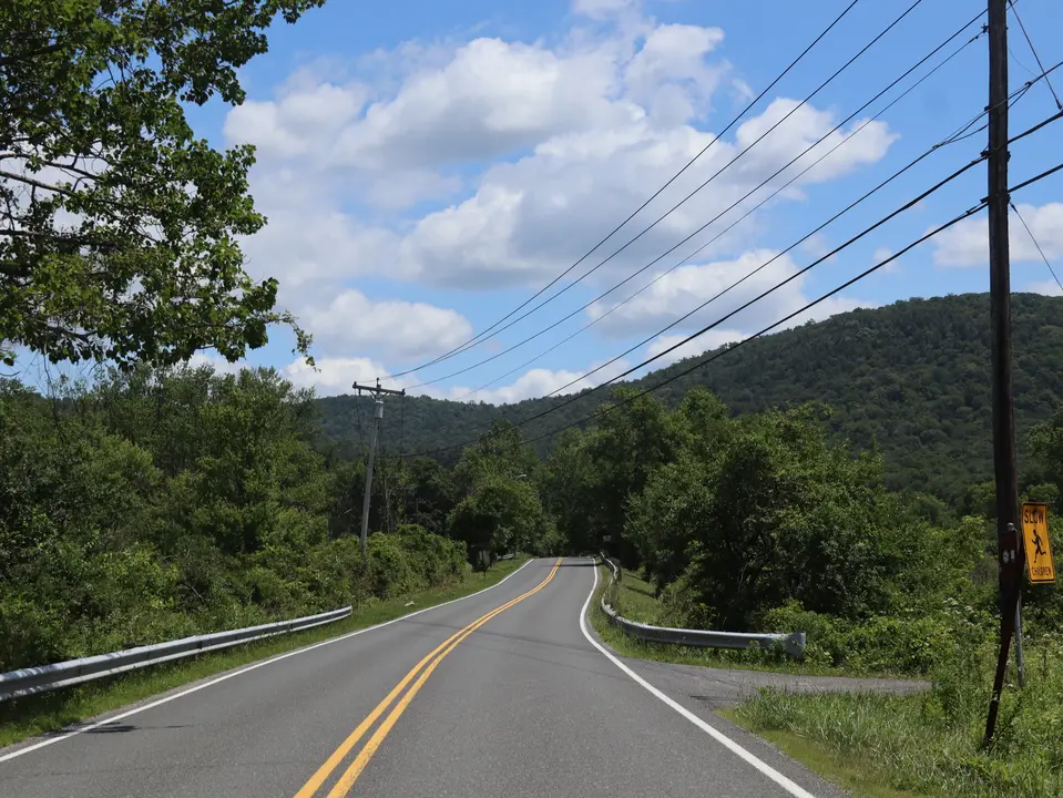 View of the entrance to Decker Boat Launch, from New Lenox Road.