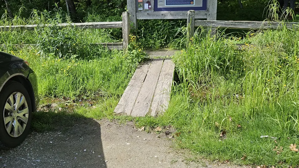 The small ramp connecting the parking lot to the trailhead.