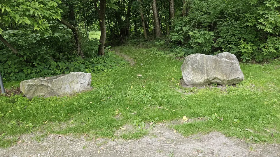 The start of the grass path to the boat launch.