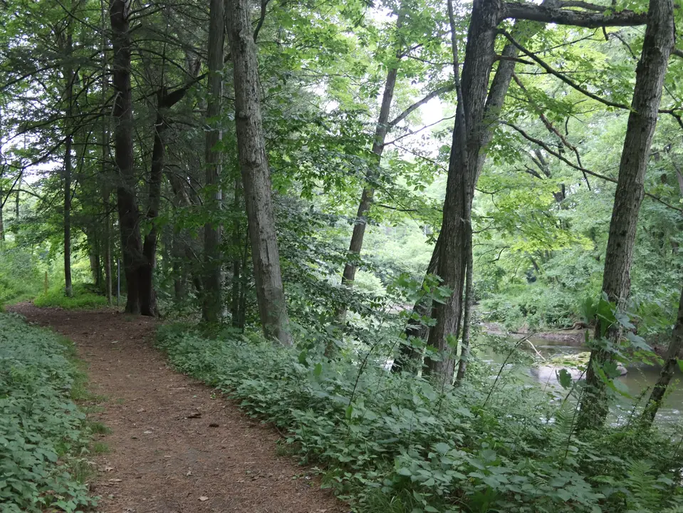 A short riverside trail runs along the Housatonic, connecting Goodrich Memorial Park and the Stockbridge Playground.