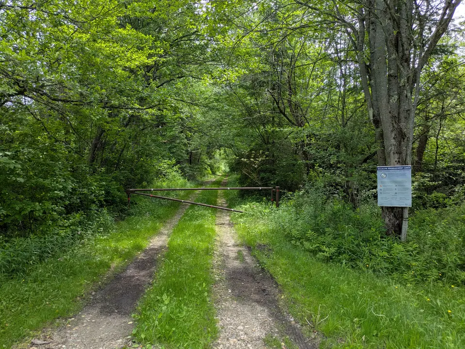 Entrance to Hinsdale Flats from Middlefield Road Parking Area