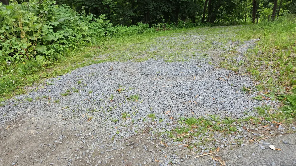 The small, gravel parking area by the trailhead.