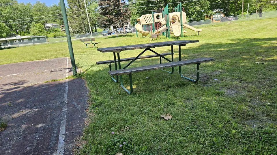The not-accessible picnic table