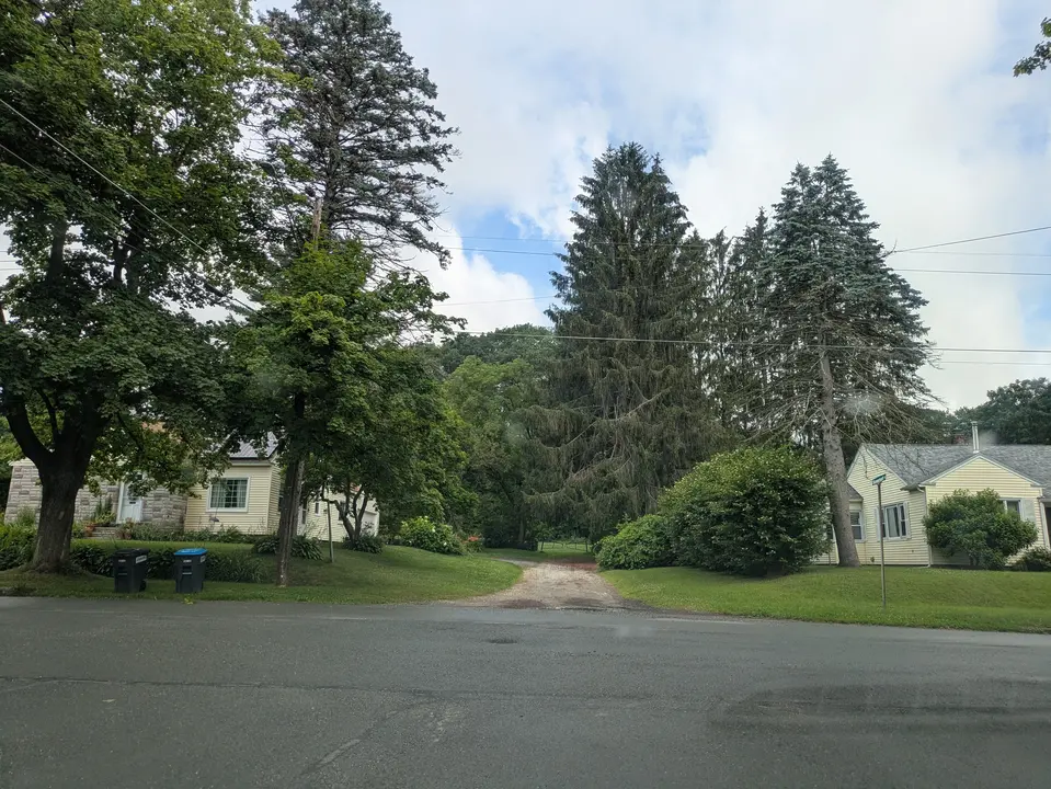 Entrance from the intersection of Somerset and Windsor Ave