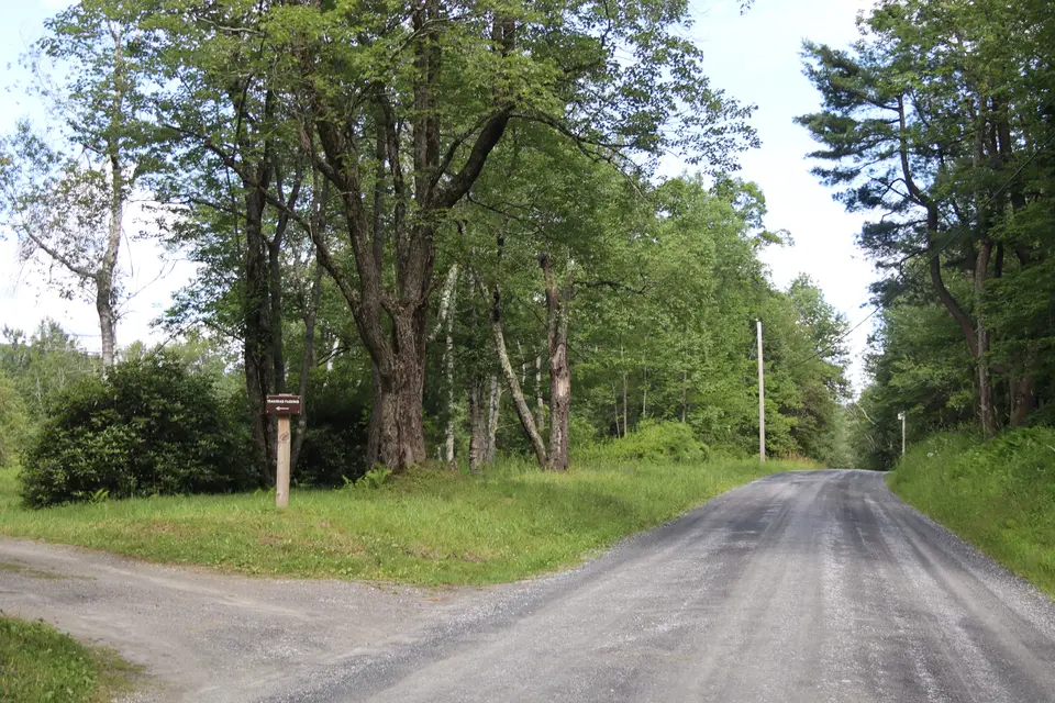 Entrance to the parking area (left), off Goose Pond Road.
