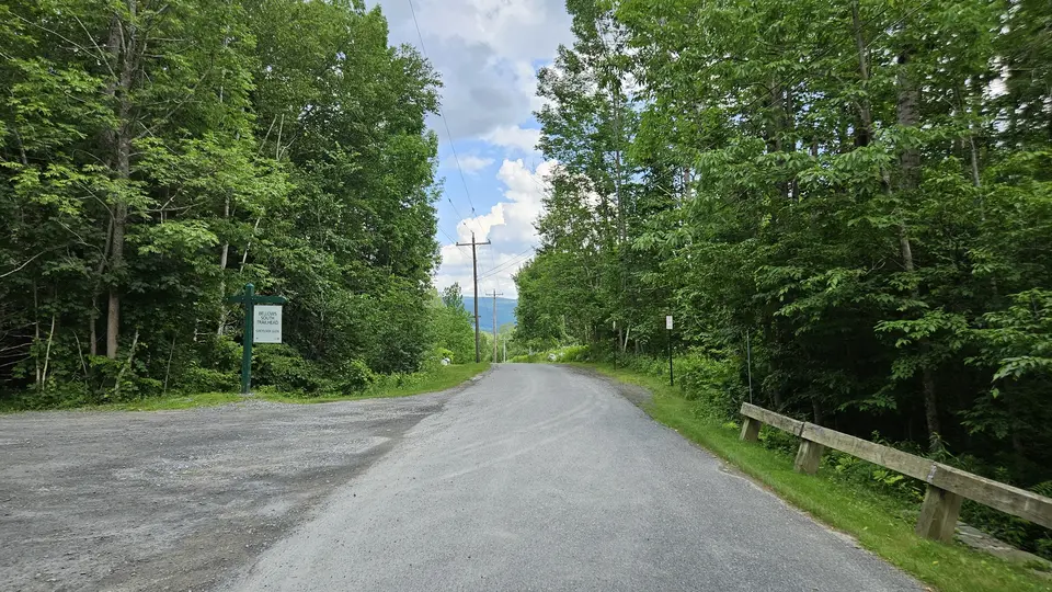 The drive up to the parking area.