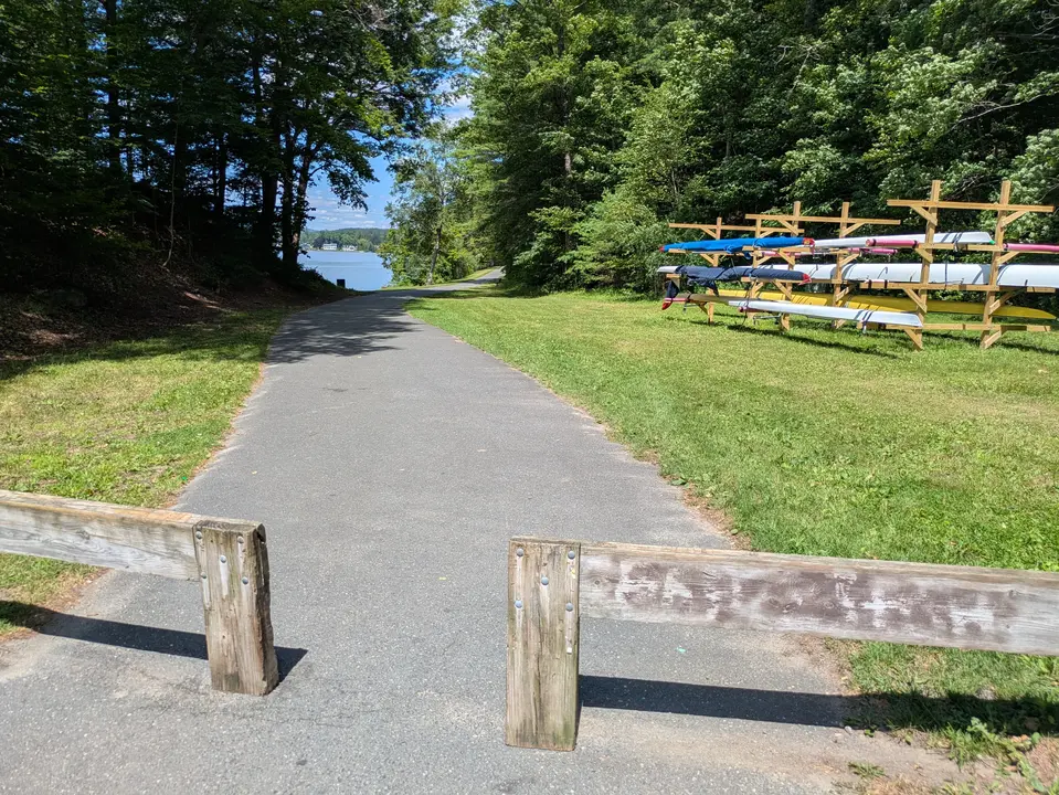 Entrance to path leading to Berkshire Rowing