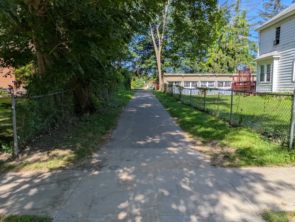 Entrance path from nearby neighborhoods