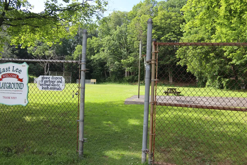 Entrance between two fences to East Lee Park.