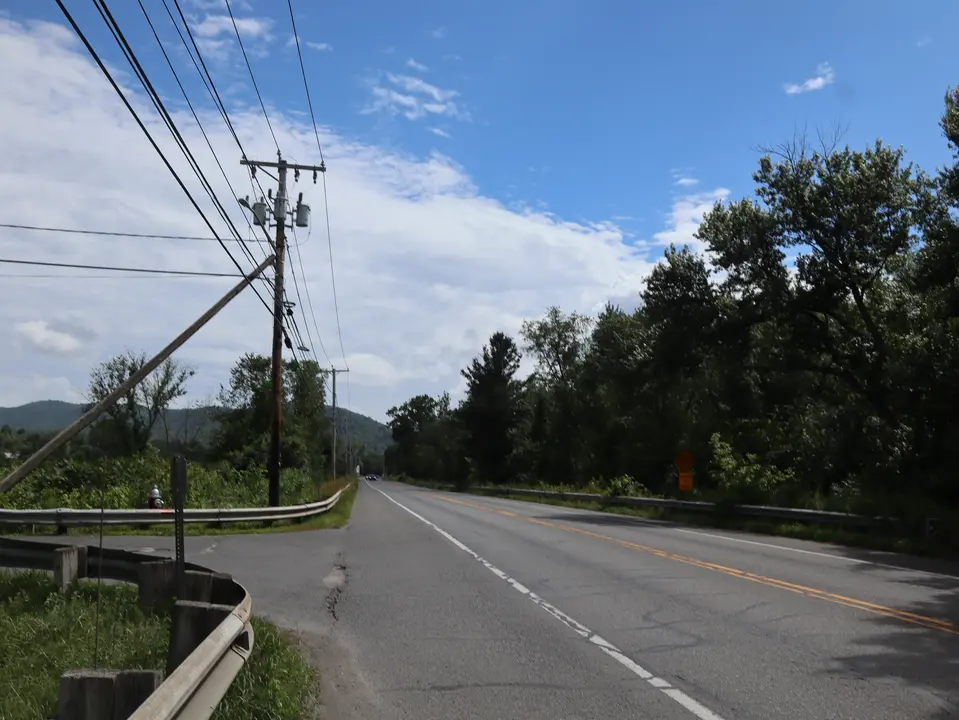 Entrance to the parking area for Fountain Pond State Park 