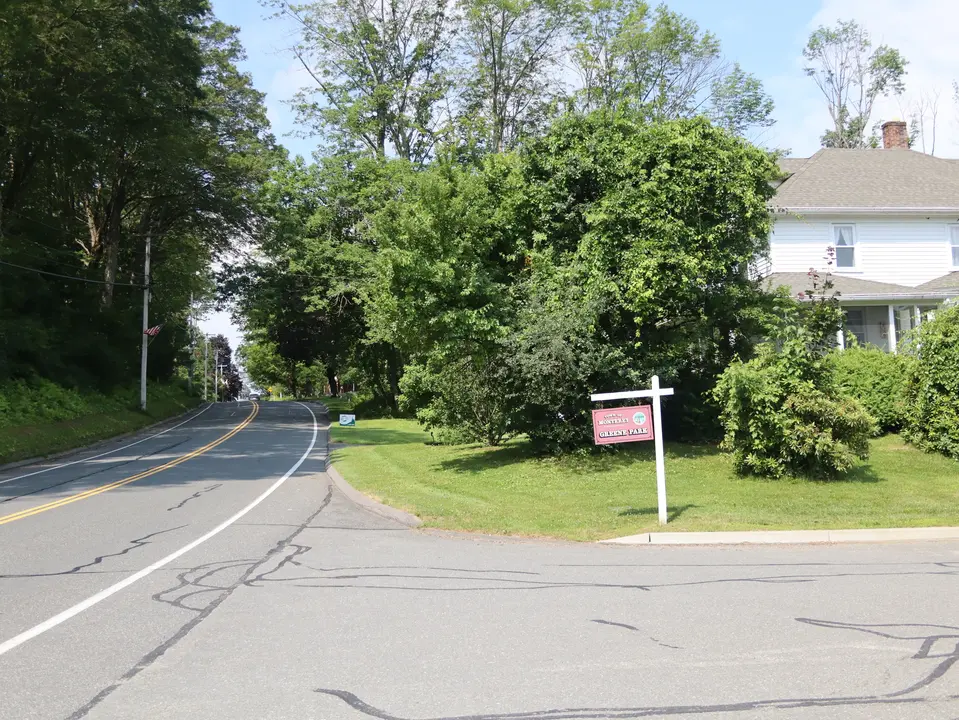 Entrance to Greene Park (right), off Main Road.