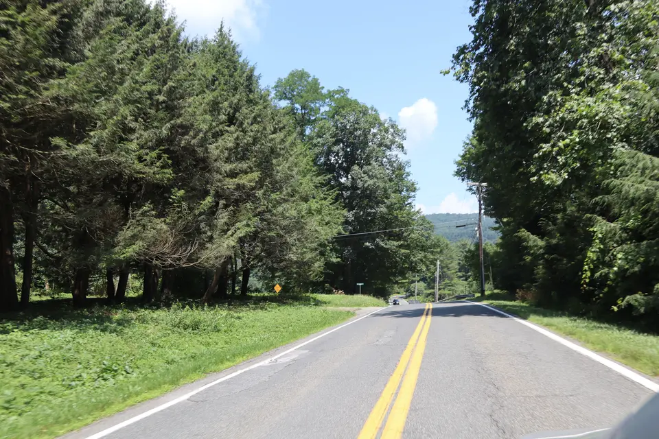 Entrance to Old Colonial Road (left), off Interlaken Road.