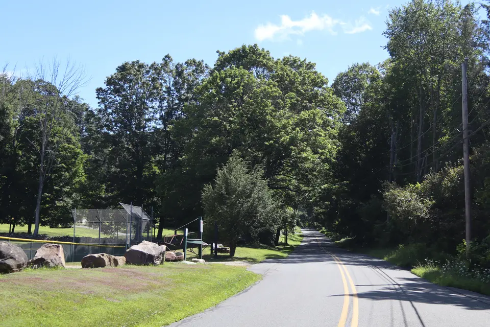 Entrance to the Maple Street Park (left) off Maple Street, facing East.