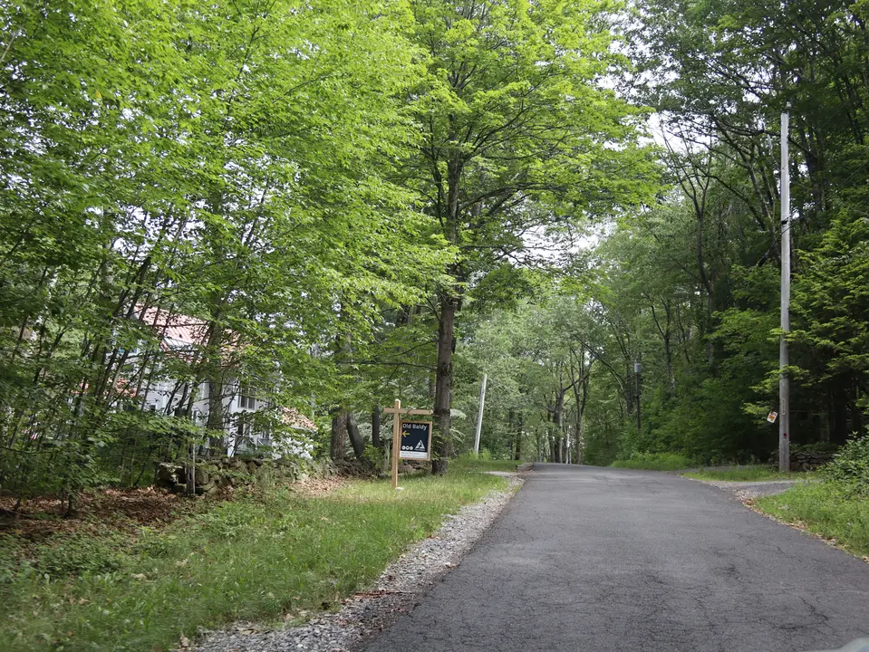 Entrance to the parking area for Old Baldy (left) from Norton Road.