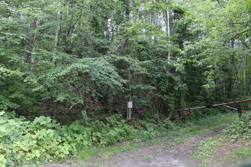 Small, sloped parking area for the Ridge Trailhead.
