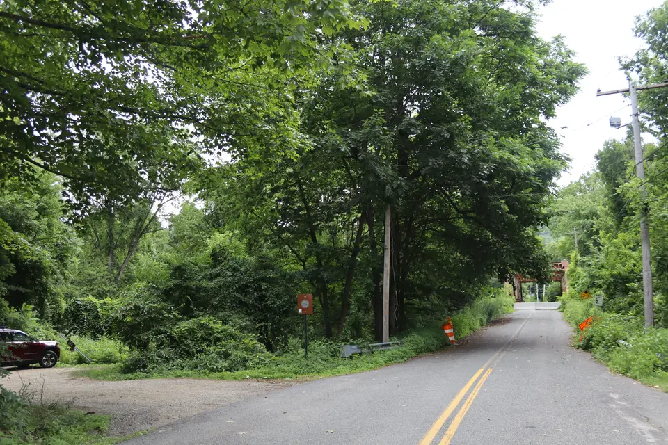 Entrance to the parking area for the Housatonic Riverfront Trail (left), off Brookside Road.