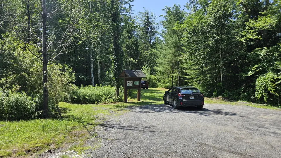 The gravel parking lot, with the trailhead adjacent to the lot.
