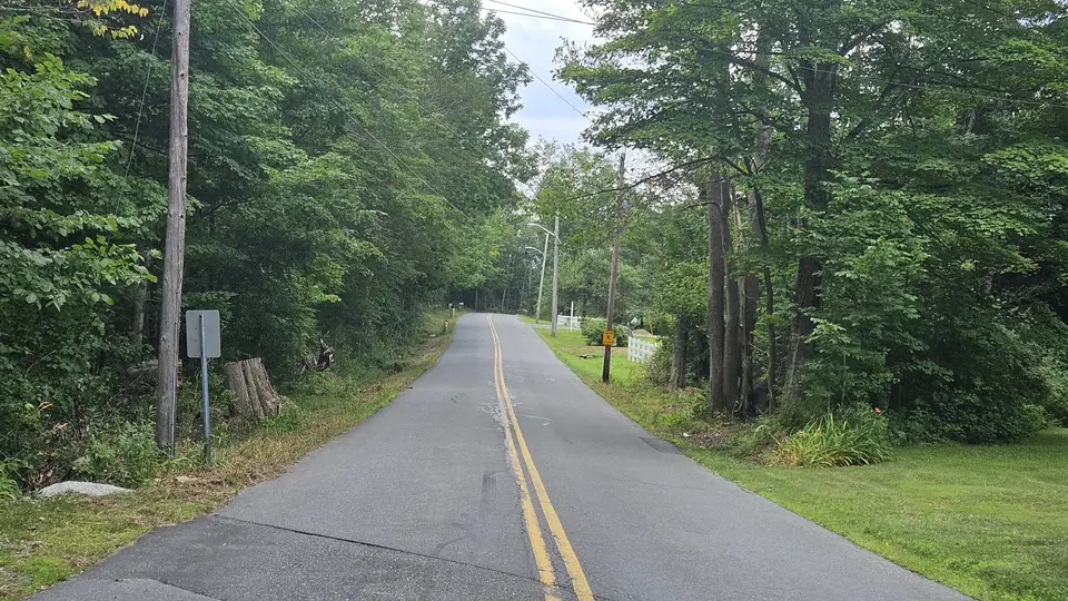 The road leading up to the trailhead.