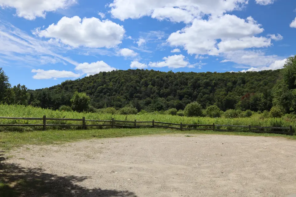 Dirt parking area for Steadman Pond.