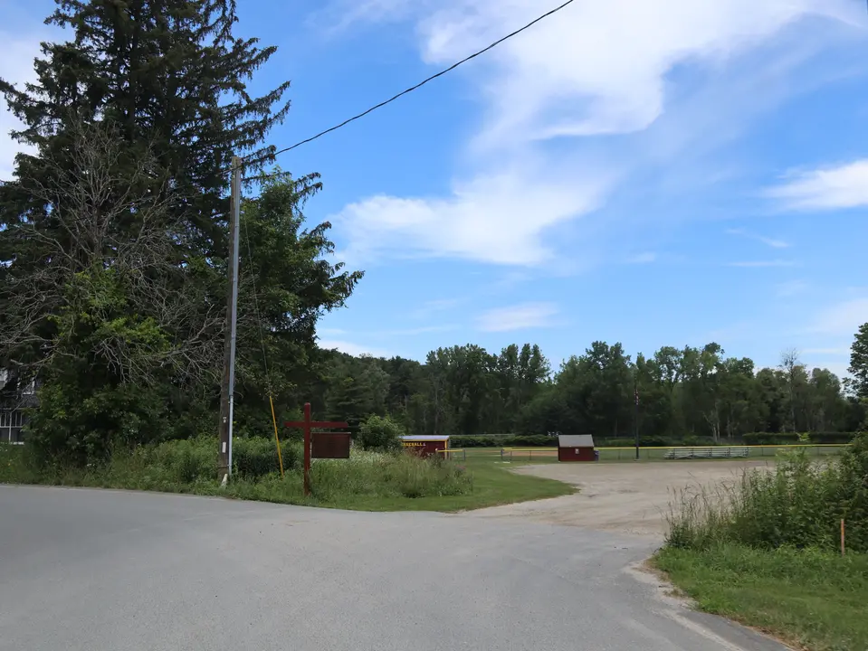 Entrance to War Memorial Park (right), off High Street.