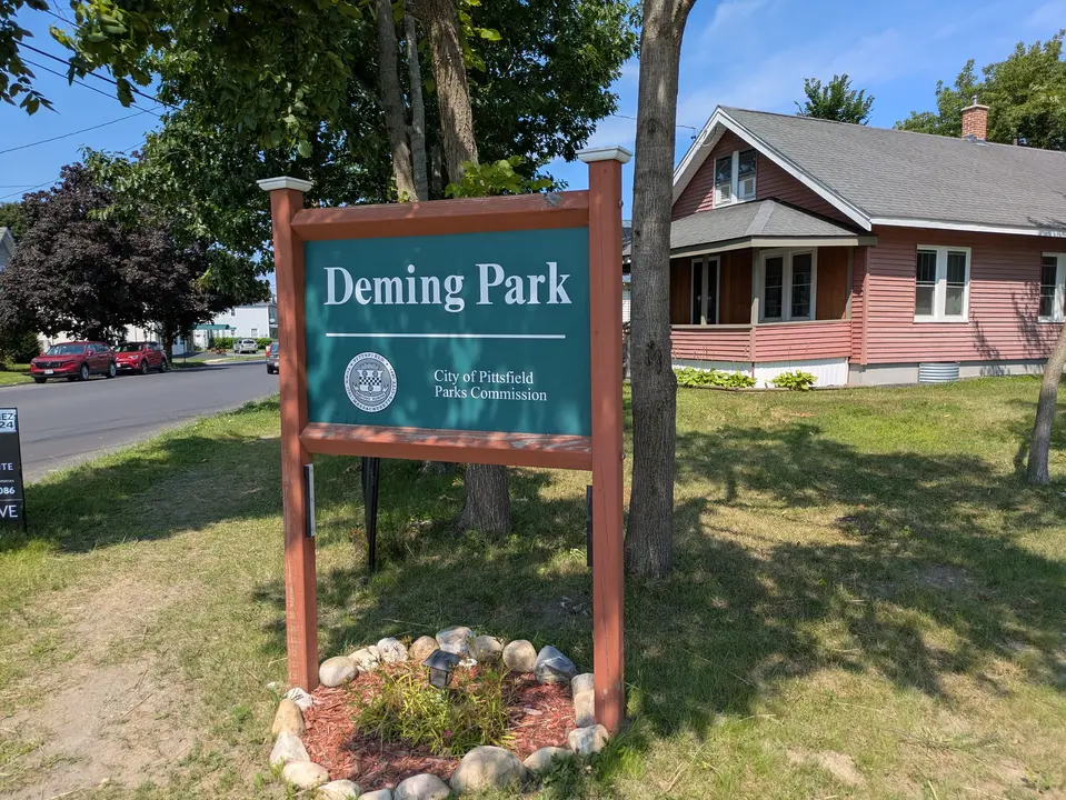Name sign at the entrance to Deming Park