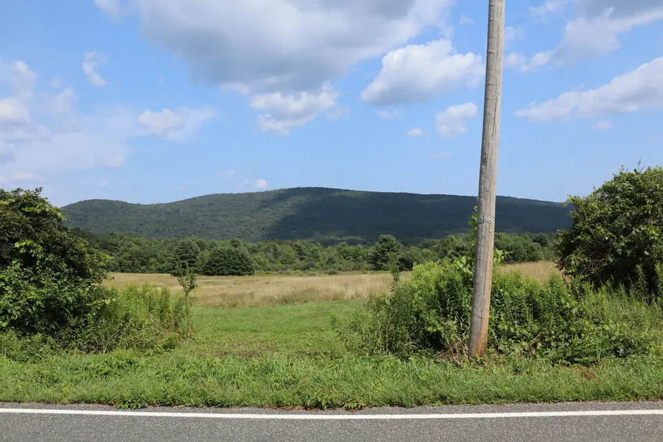 Access to Hallowell Meadow from East Street. There is no designated parking area for the meadow. 