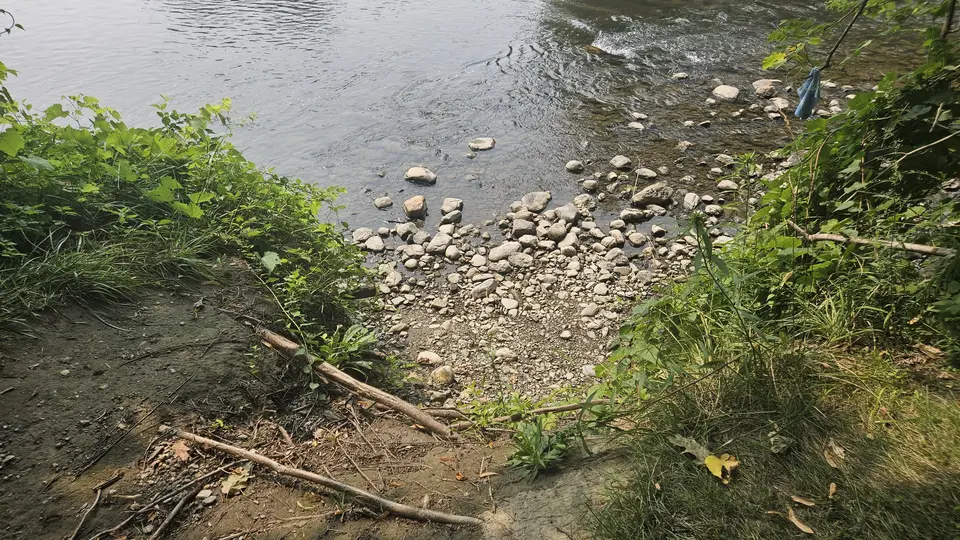 The 4 foot drop from the path to the rocky launch site.