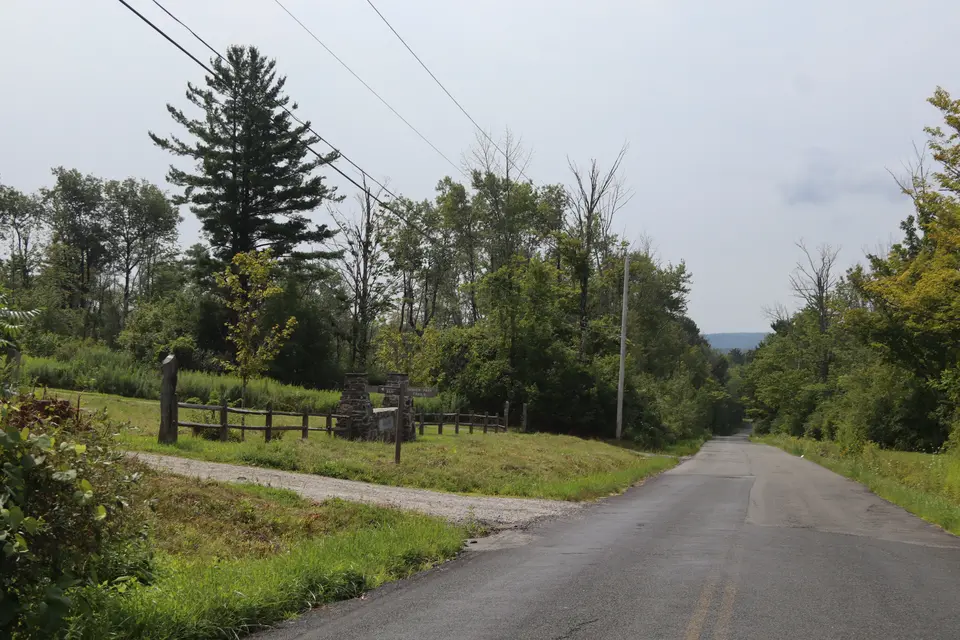 Entrance to Yanner Park off Town Hill Road, facing south.